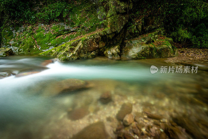 山涧溪流