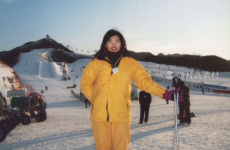 21世纪中国女孩在冬天滑雪的真实生活照片