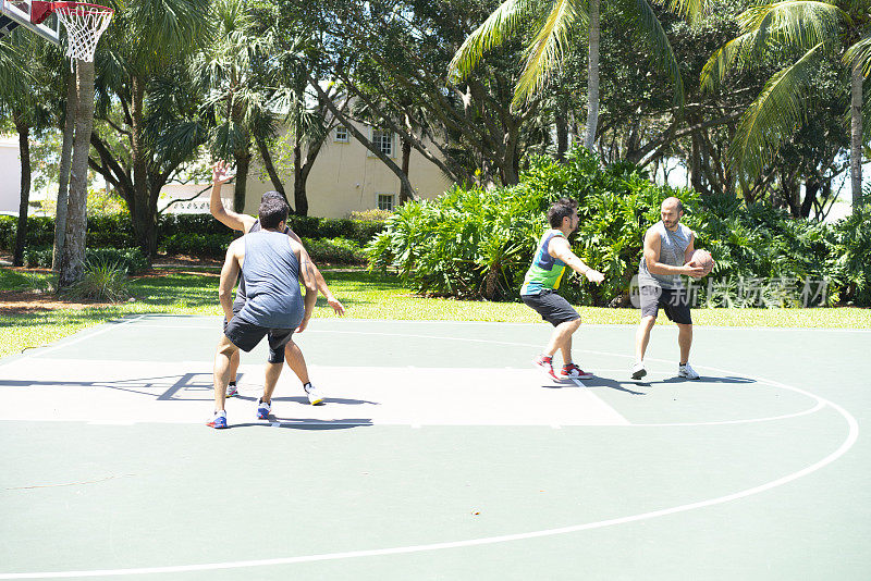 一群朋友在户外球场打篮球