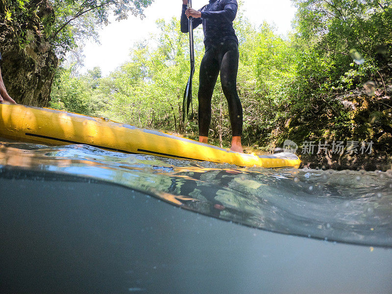 Paddleboarding是有趣的