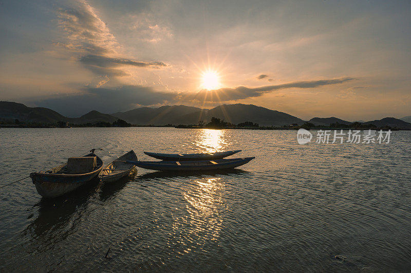 夕阳下的渔船