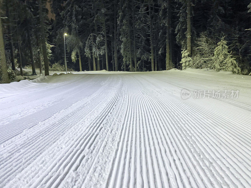 晚上看到的越野滑雪道