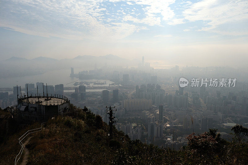 从九龙山顶俯瞰香港市容