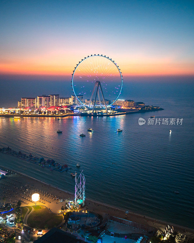 迪拜的蓝水岛休闲景点，从迪拜滨海区JBR海滩看到大型摩天轮