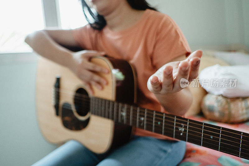 拍摄，女亚裔基督徒在早上敬拜上帝。祷告和敬拜。