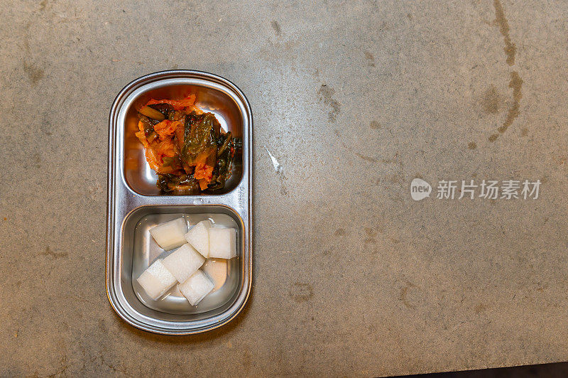 一套韩国泡菜和腌萝卜，碗里的传统食物，韩国人的副食，食品问题。