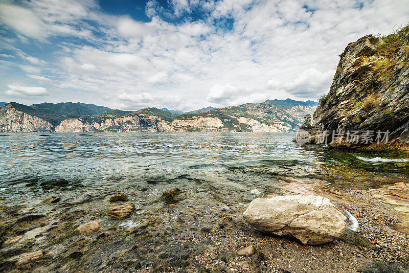 意大利马尔切辛美丽而隐蔽的小海滩和加尔达湖的景色