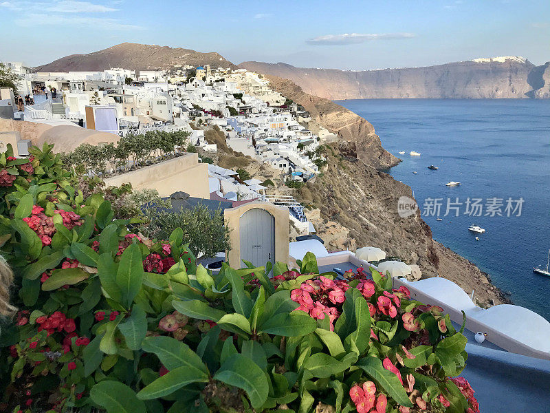 希腊-圣托里尼-伊亚村-小街道和卡尔代拉上的全景