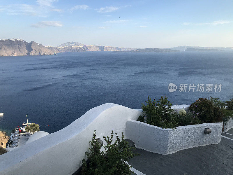 希腊-圣托里尼-伊亚村-小街道和卡尔代拉上的全景