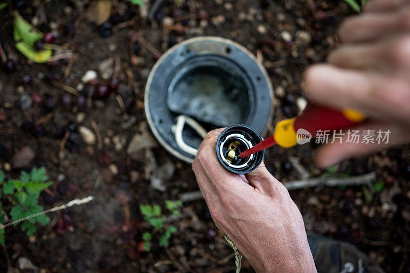 在后院装灯的人，特写