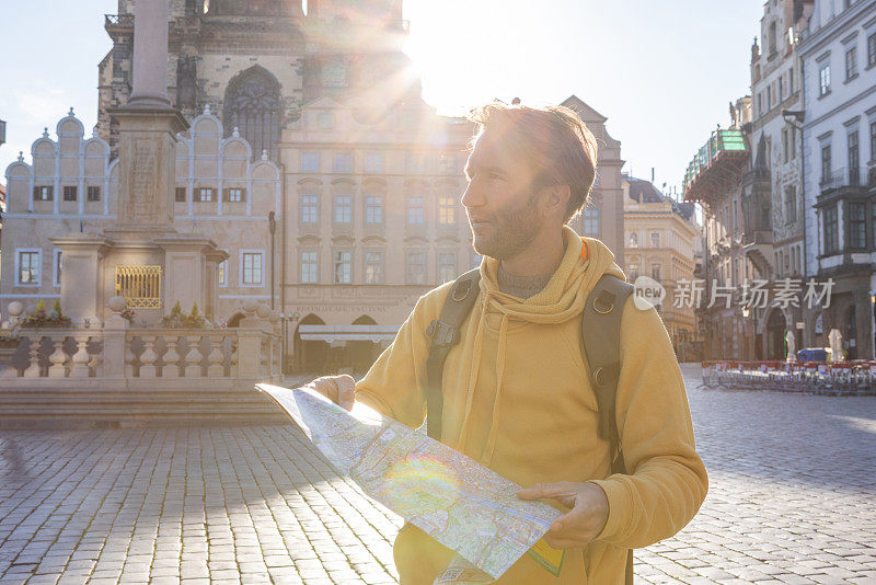 年轻人独自一人在看城市地图