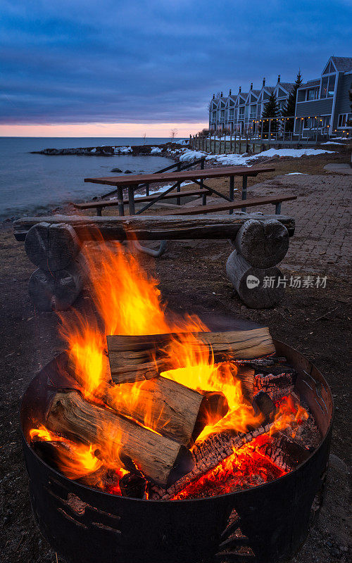 冰与火，北岸的篝火在寒冷的春夜