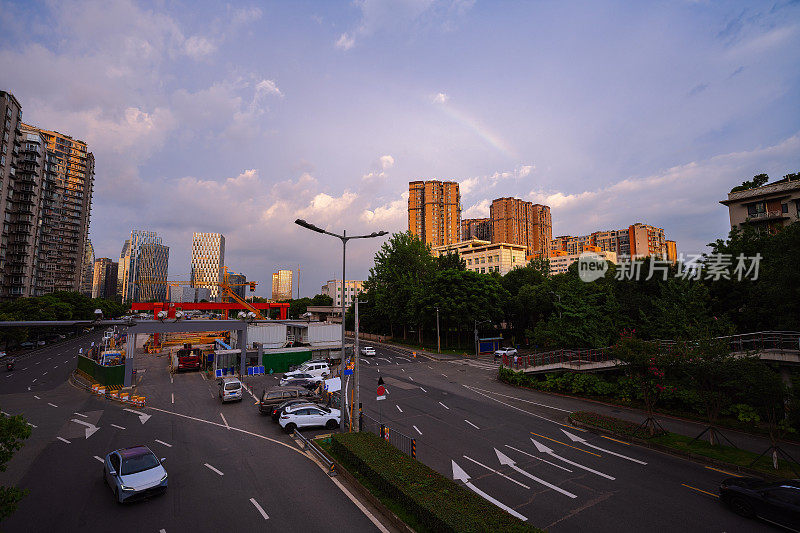 黄昏雨后的彩虹和现代都市