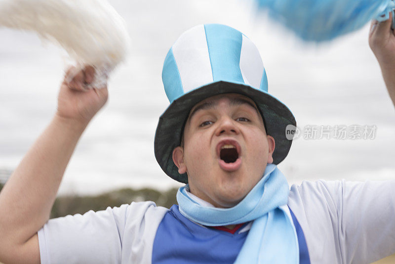 快乐的智障阿根廷人在足球比赛中庆祝和呼喊的肖像