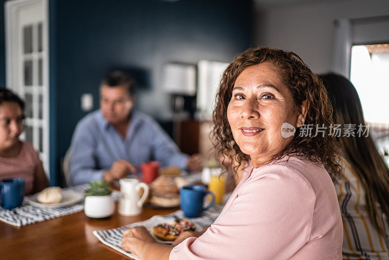 成熟女性在家和家人一起吃早餐