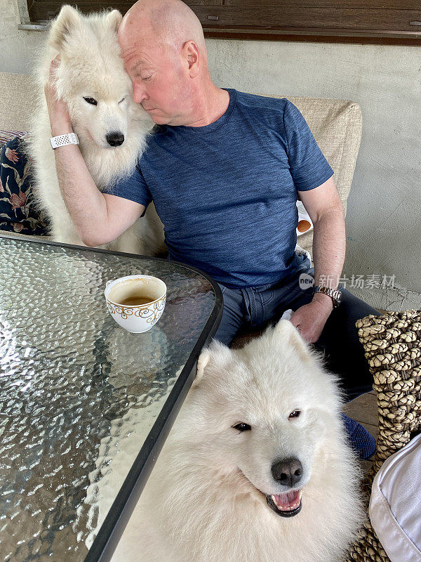 和萨摩耶狗和咖啡一起休息的男人