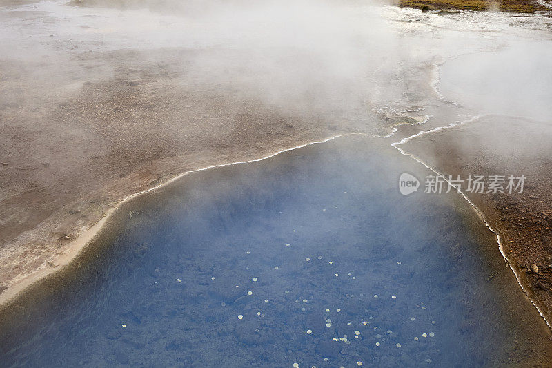 冰岛Haukadalur山谷的蓝色温泉