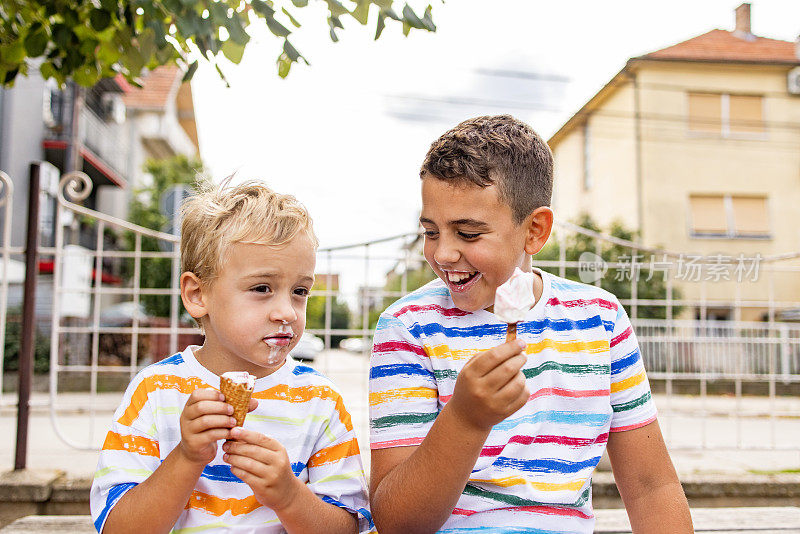 白人兄弟在吃冰淇淋时玩得很开心