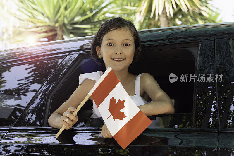 举着加拿大国旗的女孩