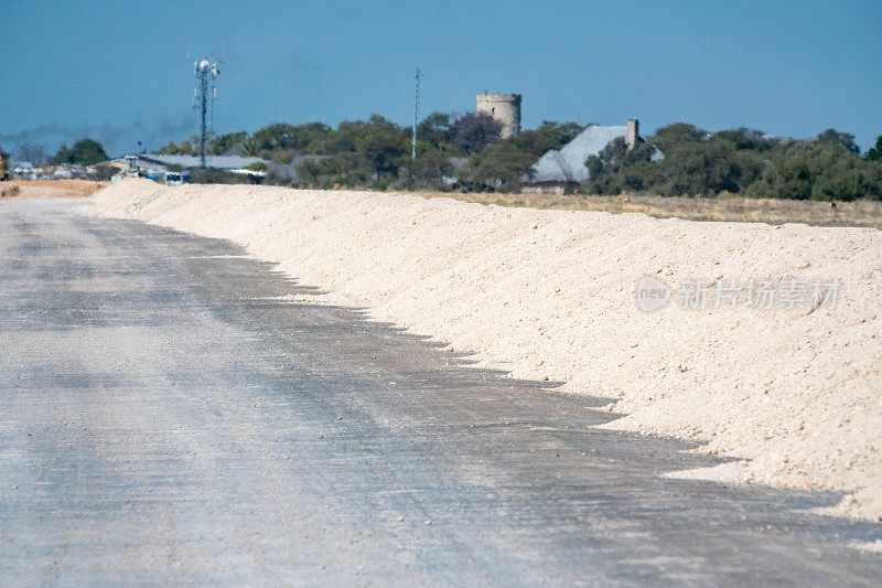 纳米比亚Etosha国家公园Okaukuejo附近的道路建设