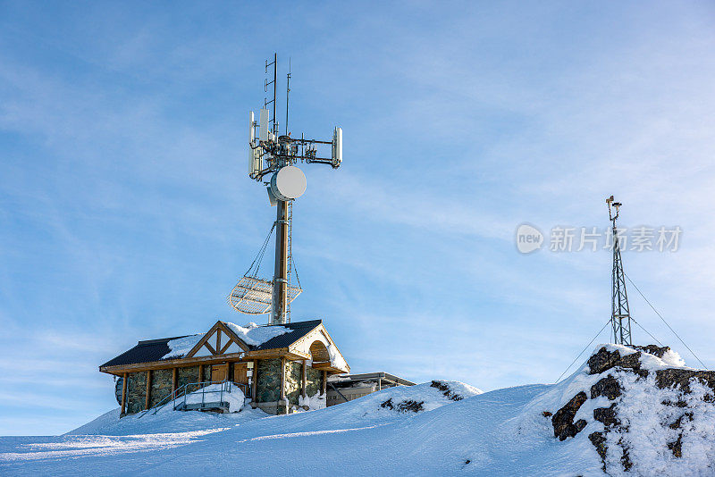 冬季惠斯勒黑梳滑雪场峰会上的通讯塔和天线