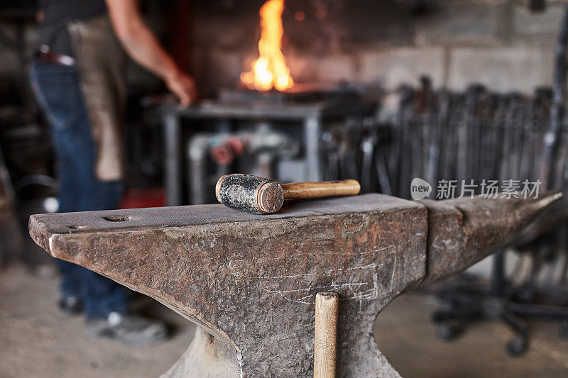 铁匠，铁砧和铁锤工具在车间用火锻造铁，钢或金属。来自锻造设备或制造业的木工工具，用于杂活