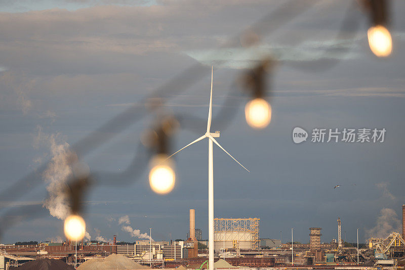 荷兰北部海岸IJmuiden港口的风力涡轮机