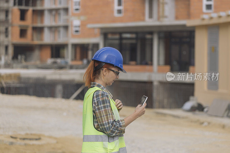 女技术员在工地检查工程