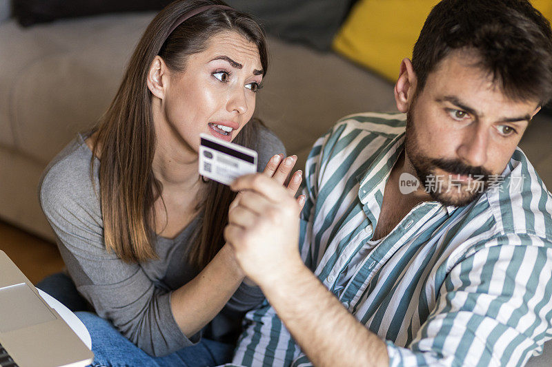 年轻女子恳求她愤怒的丈夫在网上购物