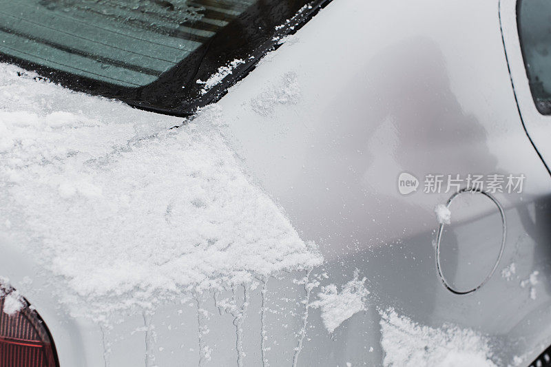 汽车油箱特写。雪下的汽车。冬天的天气。气候。风暴。运输