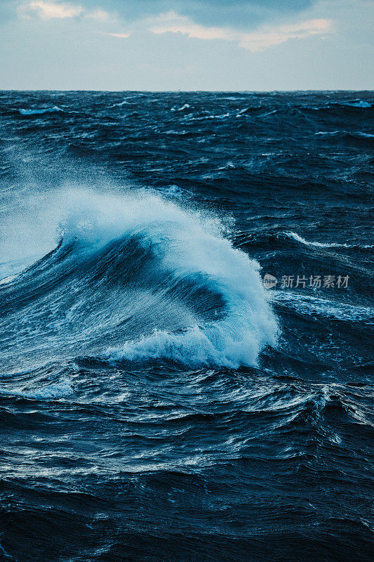 波涛汹涌的大海和海浪从一艘船