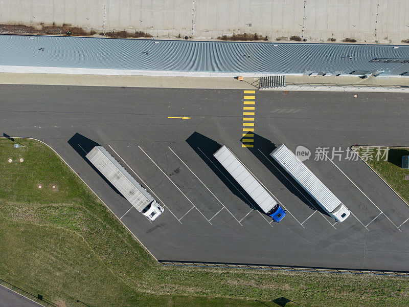 鸟瞰图的一个大型分配仓库装载码头卡车