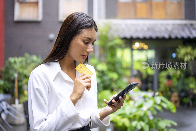 一名年轻女子正在公共场所使用电子银行设备。