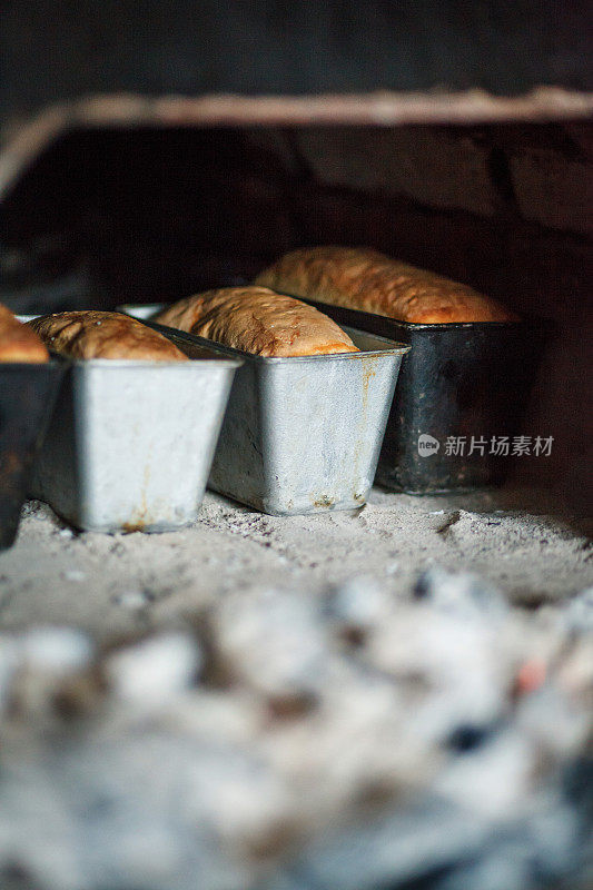在开放式烤箱中烘焙自制面包的模板。