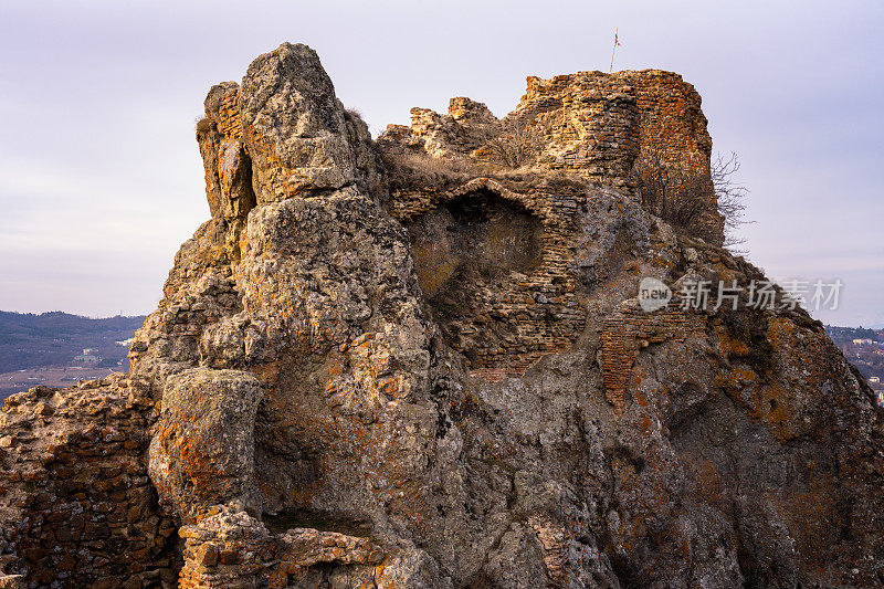 在日落时，山顶上的废墟堡垒的近景