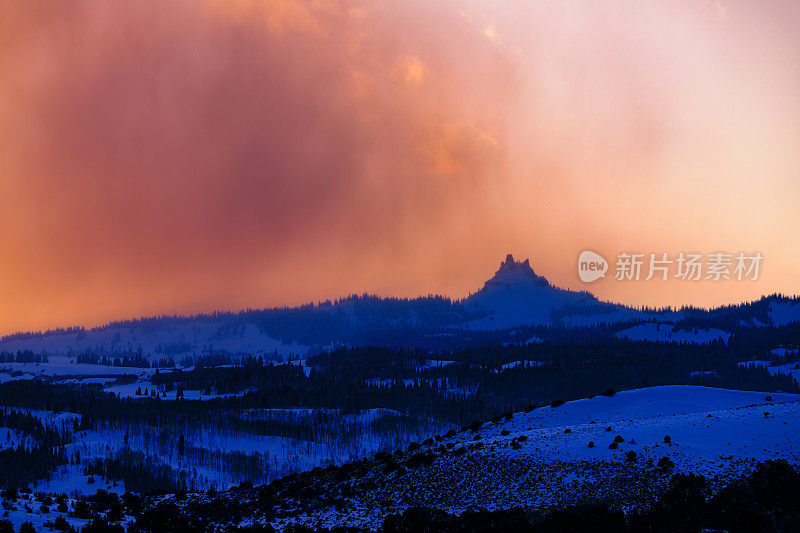 青山日落，橙色的光