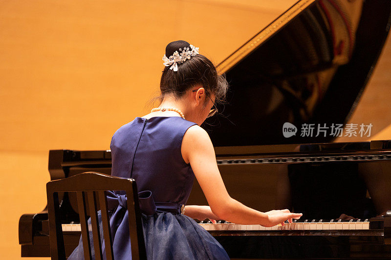 日本女孩在音乐厅弹钢琴