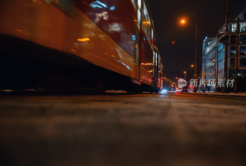 公共汽车在夜晚的城市街道上快速行驶