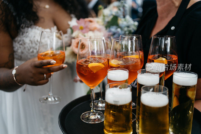 在婚礼上，女服务员正在给新娘端上饮料和啤酒
