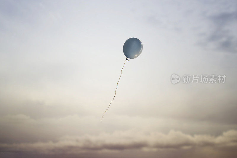 气球在天空中飞向自由的超现实旅行，梦想家精神的轻盈概念