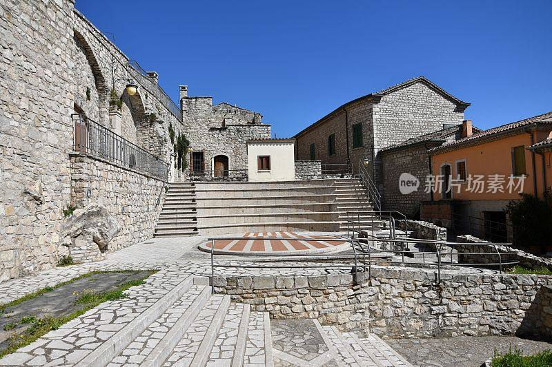 意大利杰苏阿尔多的一个小村庄，窄窄的砖砌街道，蓝天下的房屋