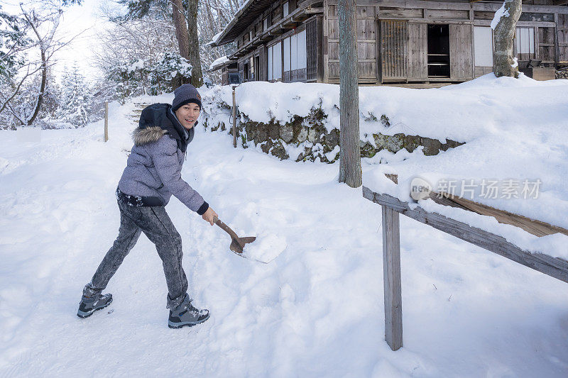 英俊的游客在大雪的冬天享受他们的日本之旅。