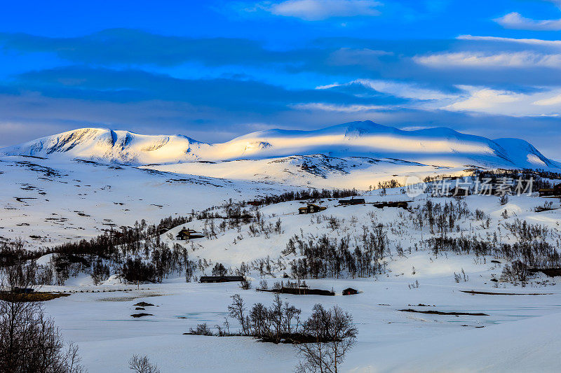 挪威Reinheimen国家公园，冰冻湖面上的小屋和山脉