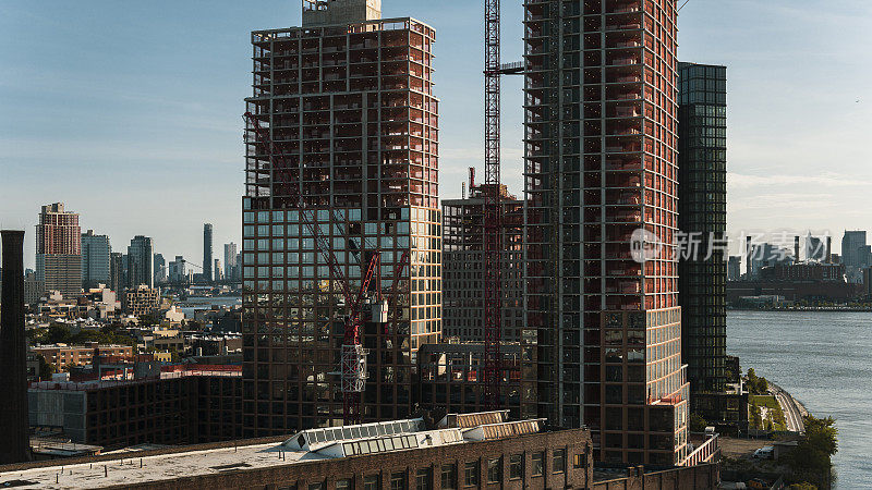 布鲁克林绿点的新住宅建筑，可以看到曼哈顿的景色。