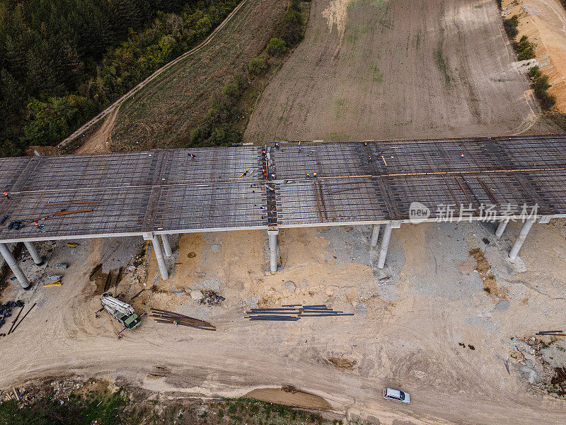 建设高速公路。道路施工现场鸟瞰图。