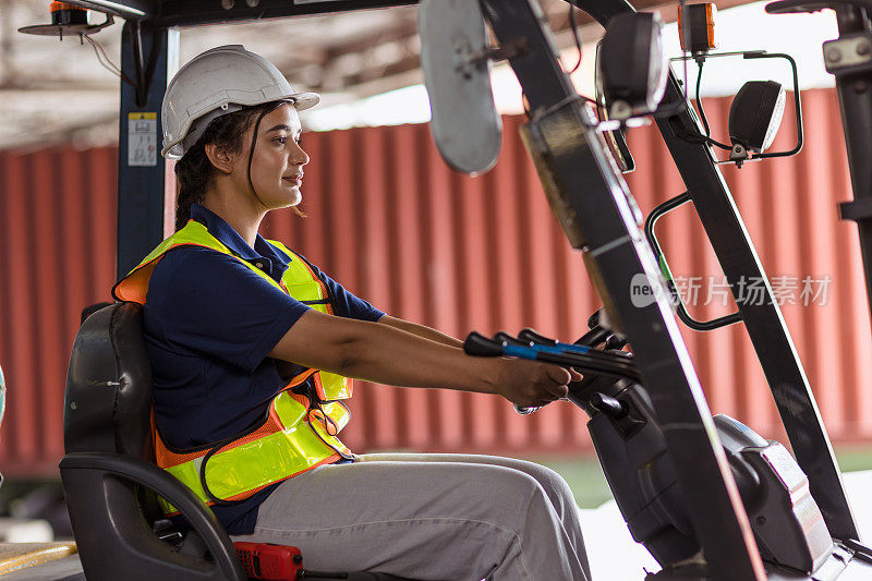 印度女职工在港口货仓集装箱堆场为物流业工作叉车司机快乐的微笑