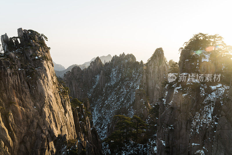 日出时分的黄山奇景