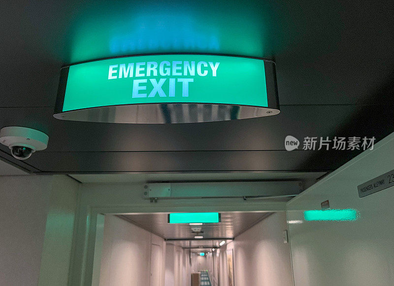 走廊有照明的紧急出口标志