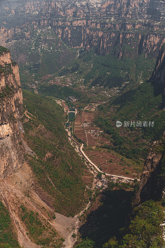 山谷中的村庄和道路