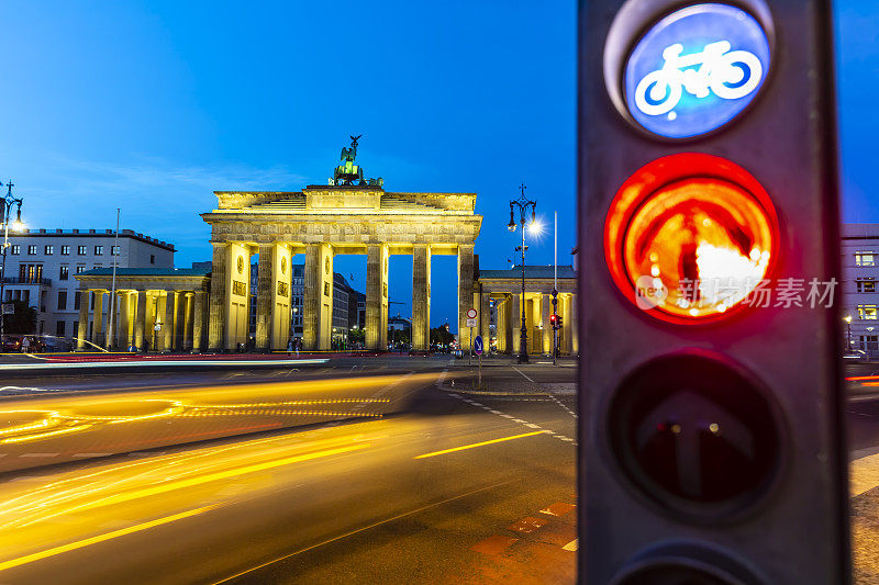 日落时分，勃兰登堡门在柏林，长时间曝光